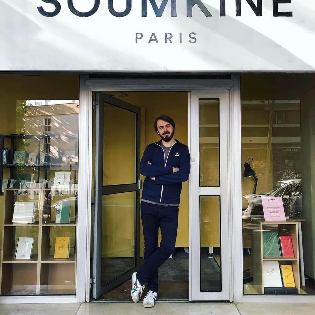 Theo Sumkin devant la papeterie Soumkine, à Paris